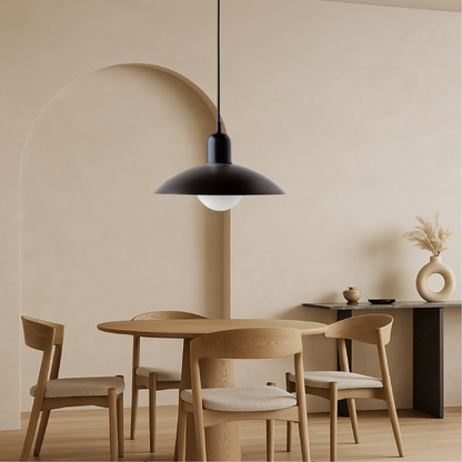 Metalen Hanglamp Met Lage Kap En Scandinavische Lijnen