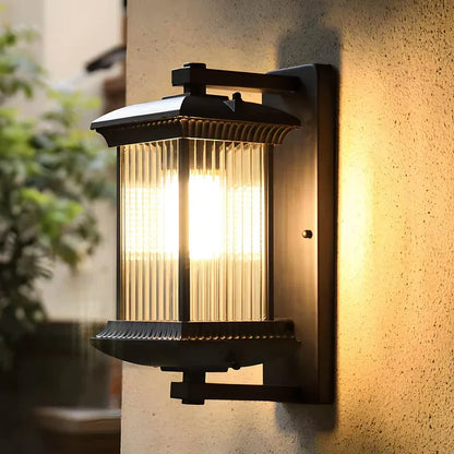 Buitenlamp Met Lantaarnvorm En Geribd Glas Voor Zachte LED Verlichting