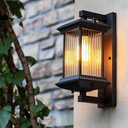 Buitenlamp Met Lantaarnvorm En Geribd Glas Voor Zachte LED Verlichting