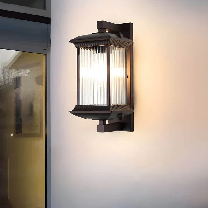 Buitenlamp Met Lantaarnvorm En Geribd Glas Voor Zachte LED Verlichting