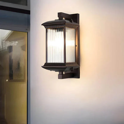 Buitenlamp Met Lantaarnvorm En Geribd Glas Voor Zachte LED Verlichting