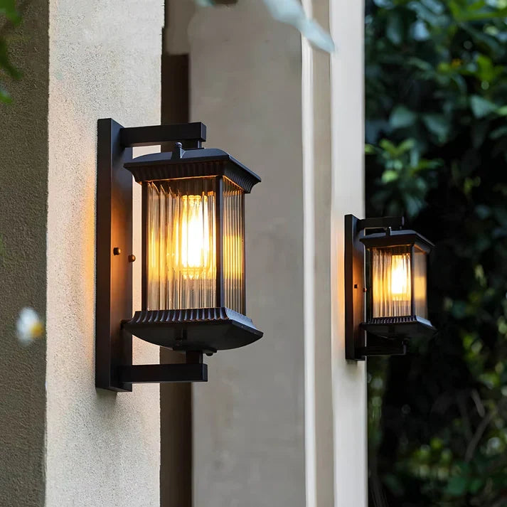 Buitenlamp Met Lantaarnvorm En Geribd Glas Voor Zachte LED Verlichting