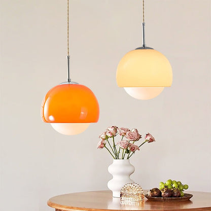 Bauhaus Hanglamp Met Gekleurde Glazen Bol En Sfeervolle Verlichting