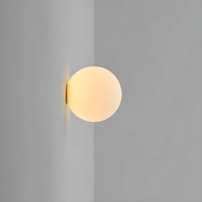 Wandlamp Met Matglazen Bol Voor Zachte En Sfeervolle Lichtverdeling