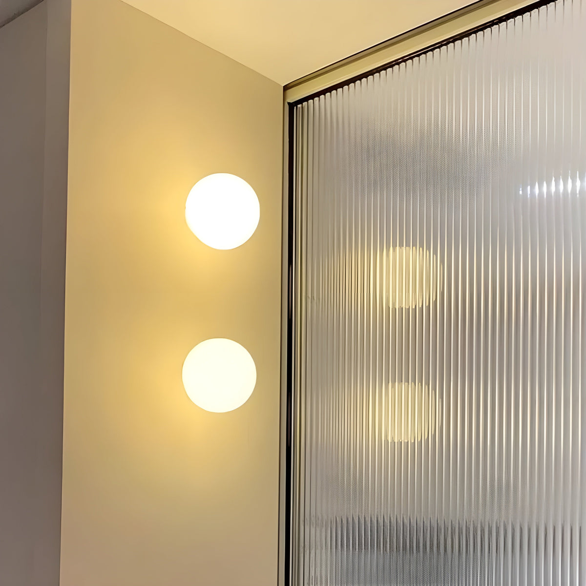 Wandlamp Met Matglazen Bol Voor Zachte En Sfeervolle Lichtverdeling