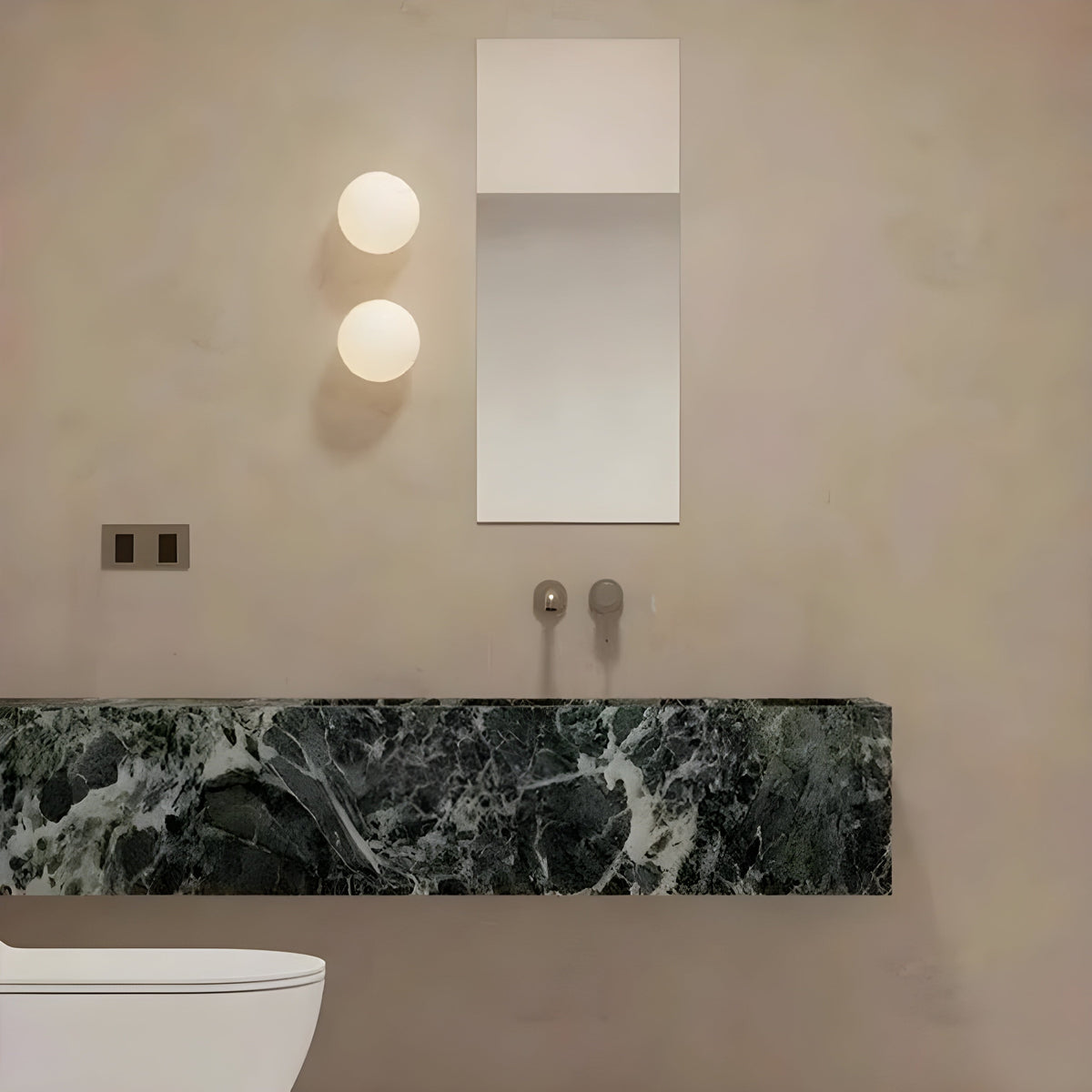 Wandlamp Met Matglazen Bol Voor Zachte En Sfeervolle Lichtverdeling