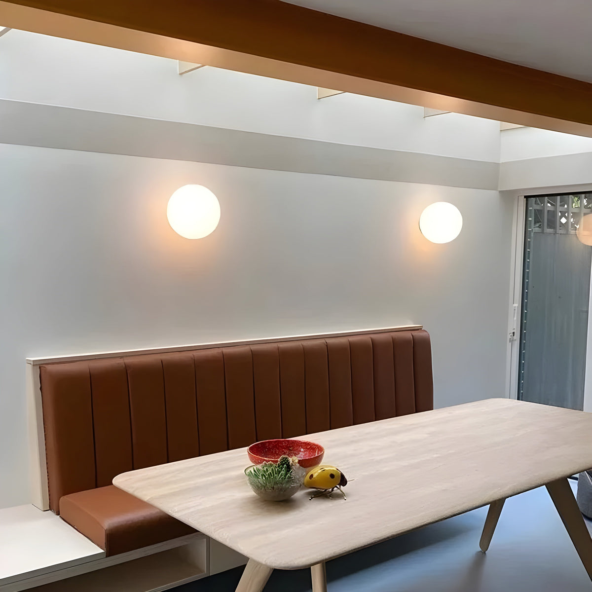 Wandlamp Met Matglazen Bol Voor Zachte En Sfeervolle Lichtverdeling