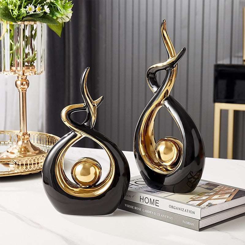 Keramische Sculptuur Met Abstract Ontwerp En Gouden Accenten