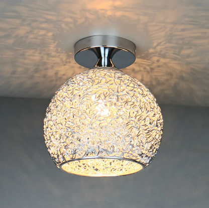 Metalen Plafondlamp Met Gevlochten Globe En Decoratieve Lichtpatronen