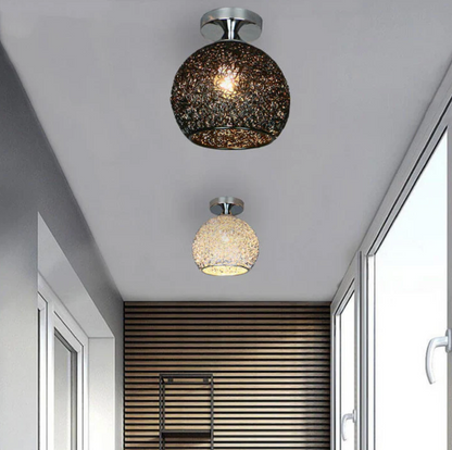 Metalen Plafondlamp Met Gevlochten Globe En Decoratieve Lichtpatronen