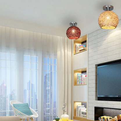 Metalen Plafondlamp Met Gevlochten Globe En Decoratieve Lichtpatronen