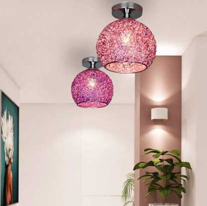 Metalen Plafondlamp Met Gevlochten Globe En Decoratieve Lichtpatronen