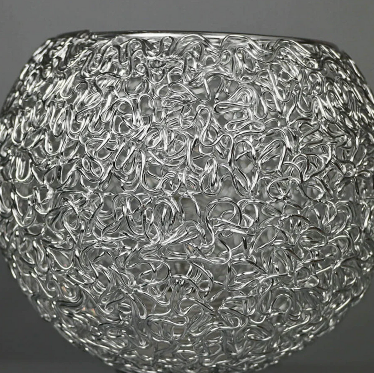 Metalen Plafondlamp Met Gevlochten Globe En Decoratieve Lichtpatronen