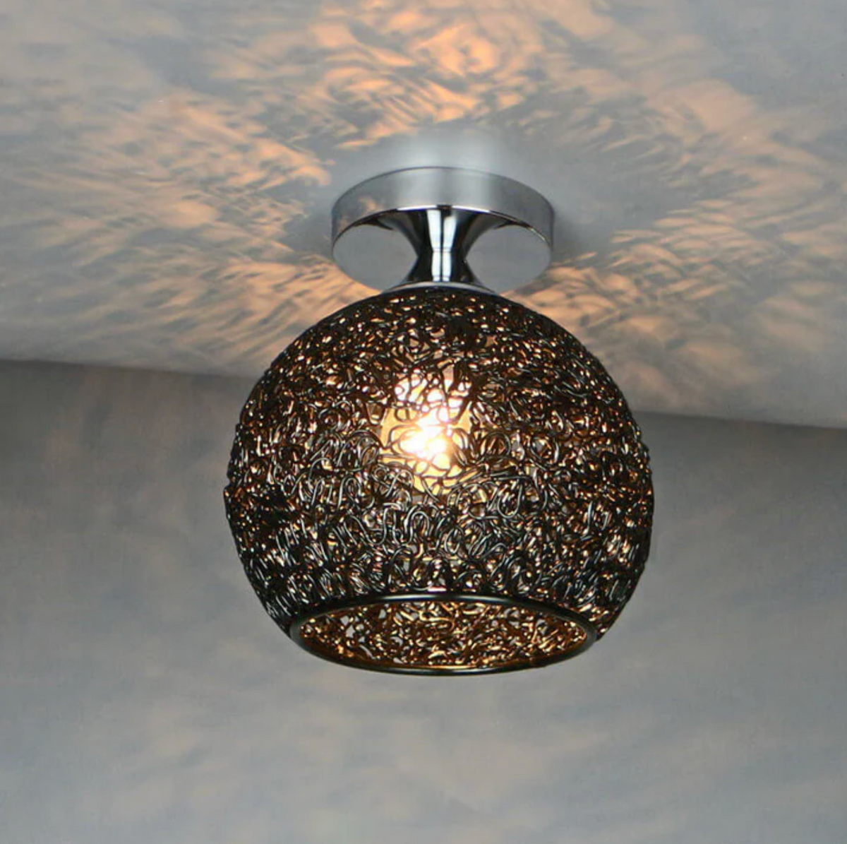 Metalen Plafondlamp Met Gevlochten Globe En Decoratieve Lichtpatronen