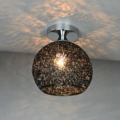Metalen Plafondlamp Met Gevlochten Globe En Decoratieve Lichtpatronen