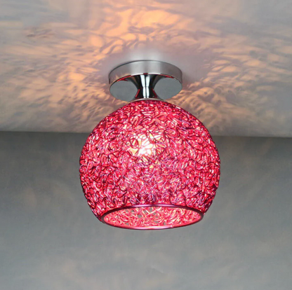 Metalen Plafondlamp Met Gevlochten Globe En Decoratieve Lichtpatronen