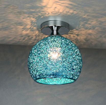 Metalen Plafondlamp Met Gevlochten Globe En Decoratieve Lichtpatronen