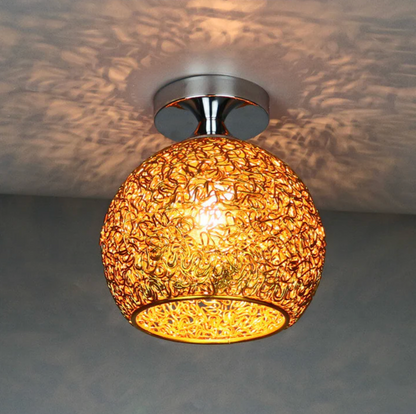 Metalen Plafondlamp Met Gevlochten Globe En Decoratieve Lichtpatronen