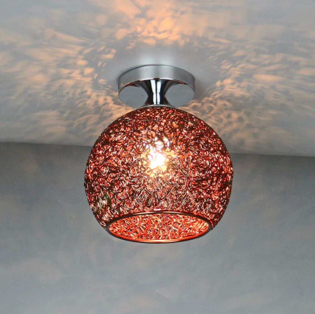Metalen Plafondlamp Met Gevlochten Globe En Decoratieve Lichtpatronen