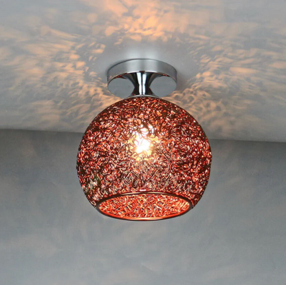 Metalen Plafondlamp Met Gevlochten Globe En Decoratieve Lichtpatronen