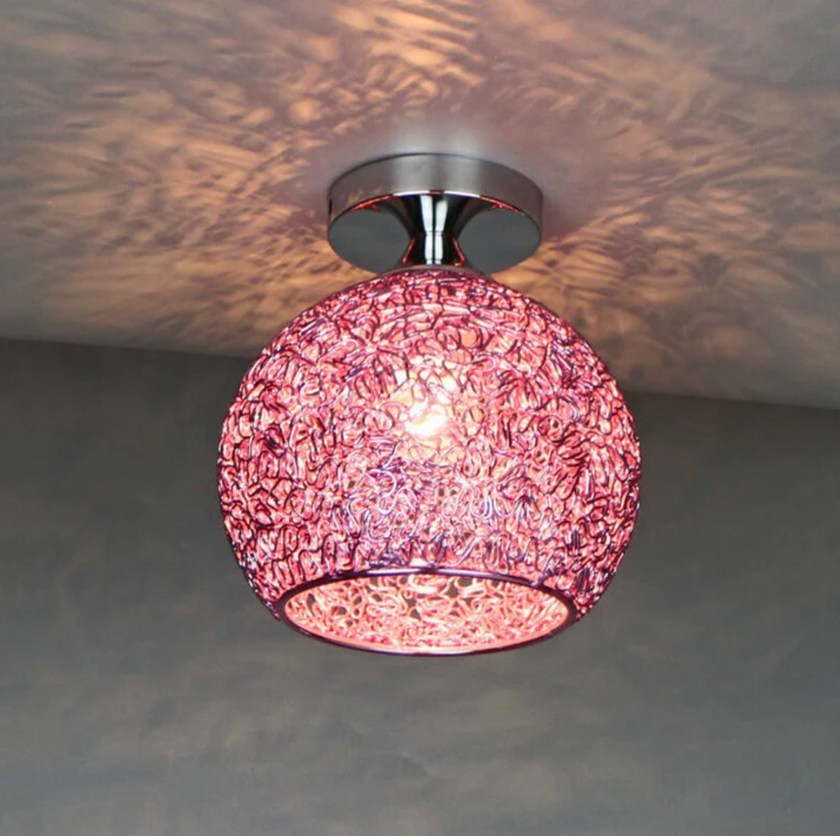 Metalen Plafondlamp Met Gevlochten Globe En Decoratieve Lichtpatronen
