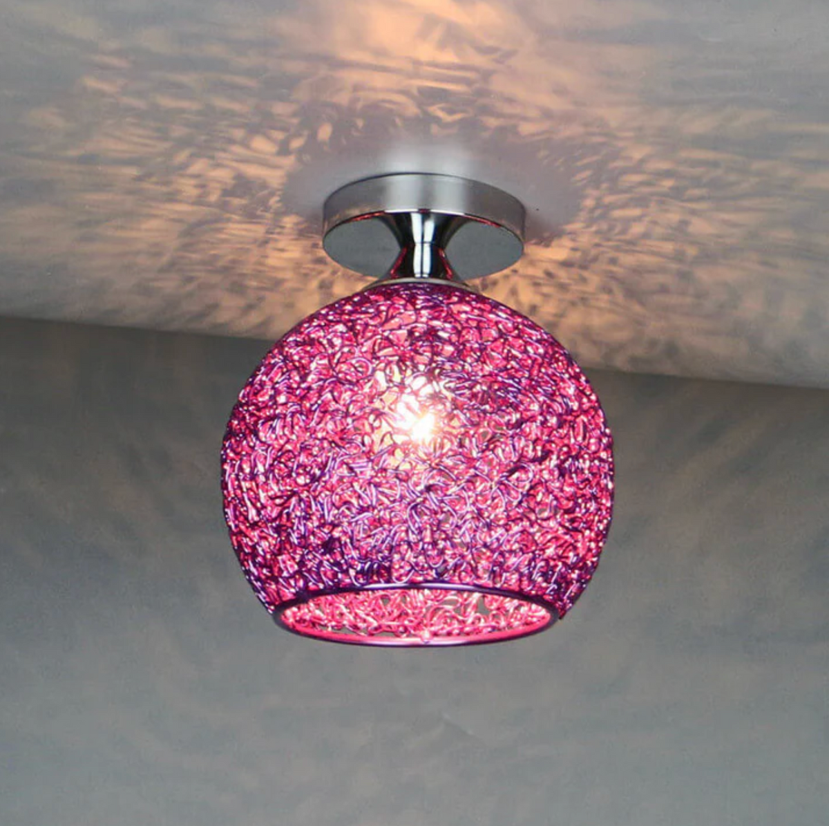 Metalen Plafondlamp Met Gevlochten Globe En Decoratieve Lichtpatronen