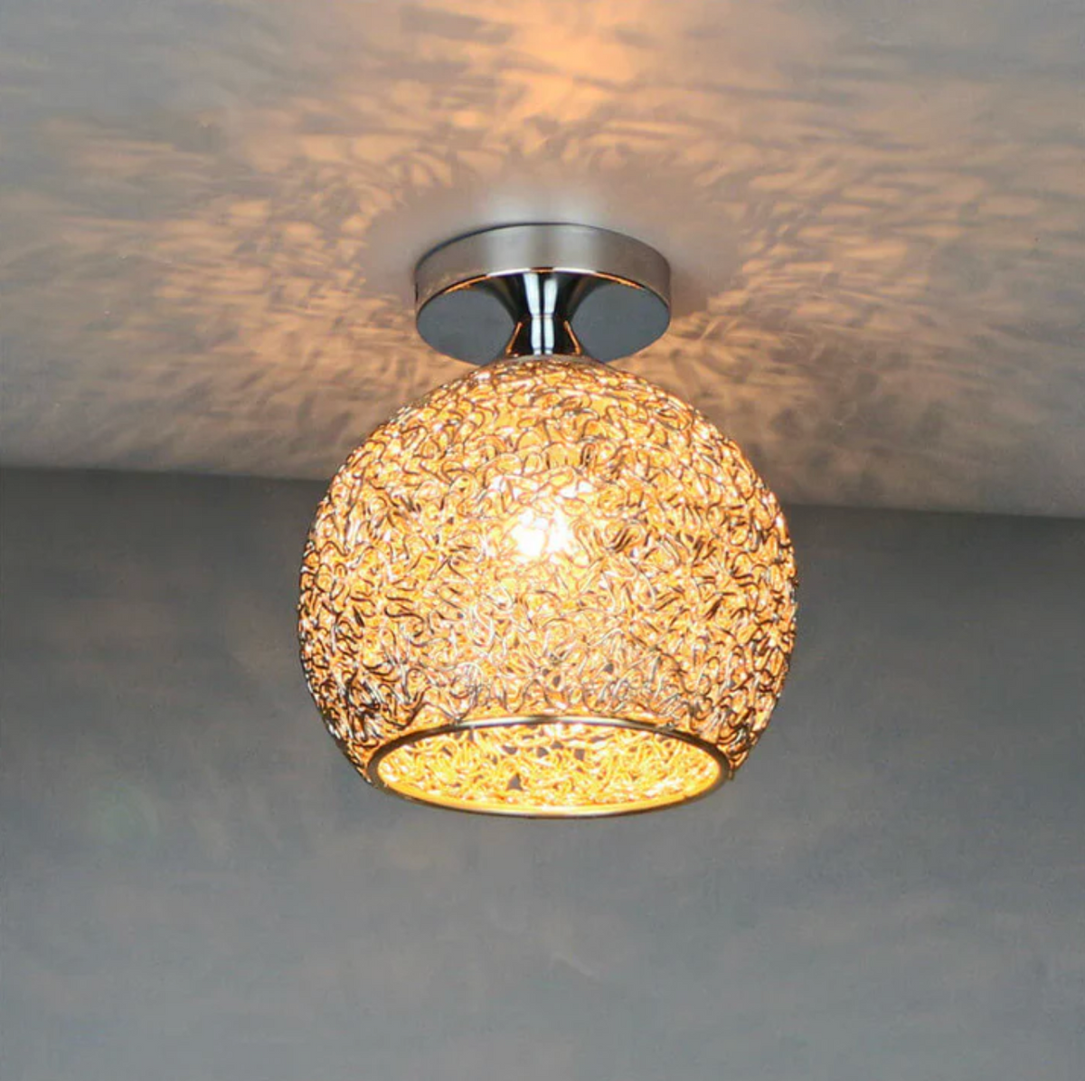 Metalen Plafondlamp Met Gevlochten Globe En Decoratieve Lichtpatronen
