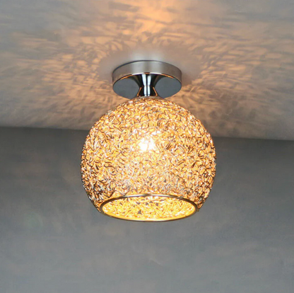 Metalen Plafondlamp Met Gevlochten Globe En Decoratieve Lichtpatronen