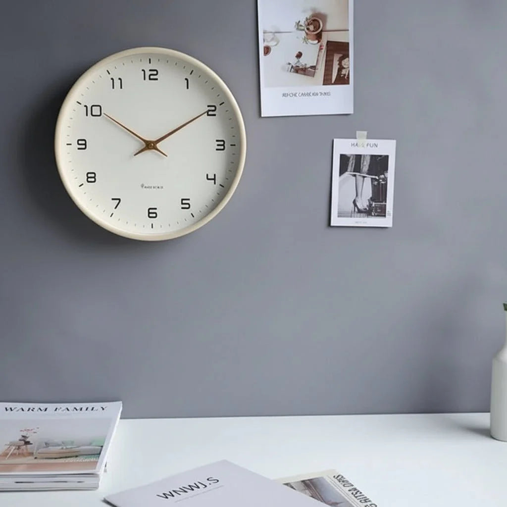 Scandinavische Houten Wandklok Met Stil Uurwerk