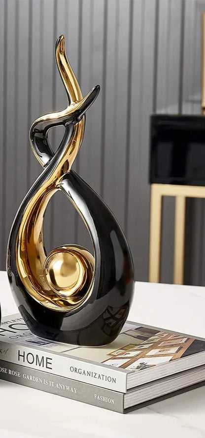 Keramische Sculptuur Met Abstract Ontwerp En Gouden Accenten