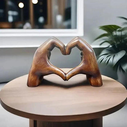 Houten Hartbeeld Met Handgesneden Vorm En Warme Uitstraling