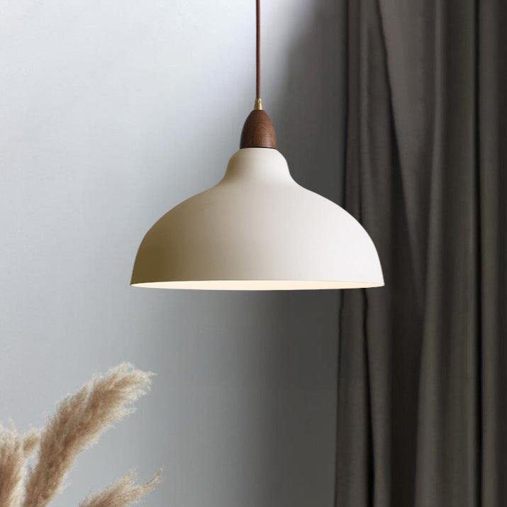 Houten Hanglamp Met Gebogen Kap En Scandinavische Lijnen