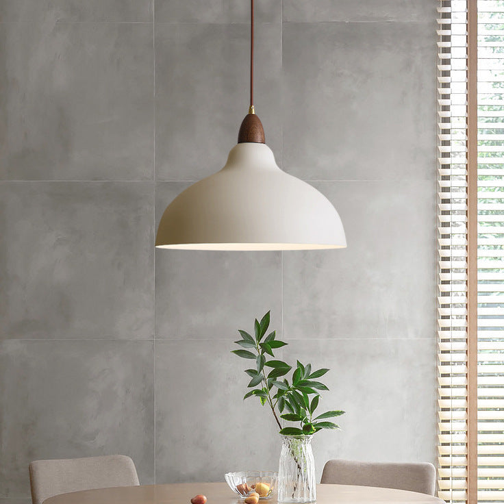 Houten Hanglamp Met Gebogen Kap En Scandinavische Lijnen