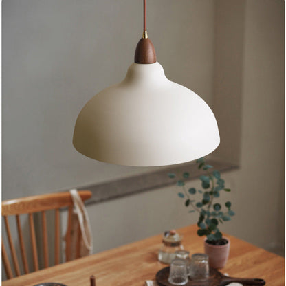 Houten Hanglamp Met Gebogen Kap En Scandinavische Lijnen