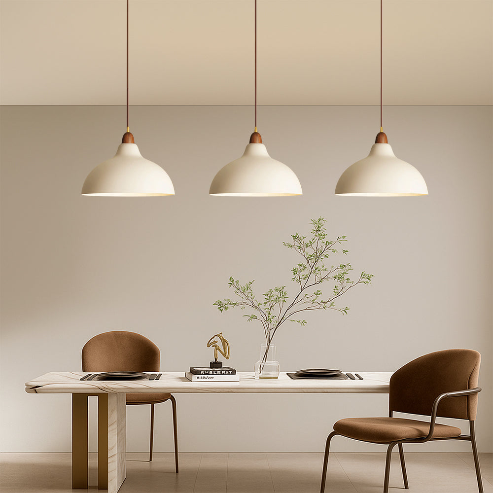 Houten Hanglamp Met Gebogen Kap En Scandinavische Lijnen