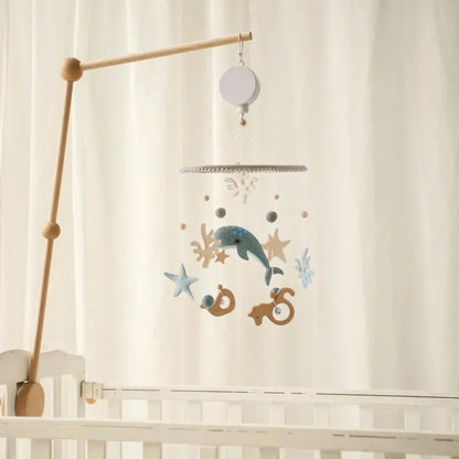 Decoratieve Babymobiel met Walvissen en Wolkjes van Hout en Vilt