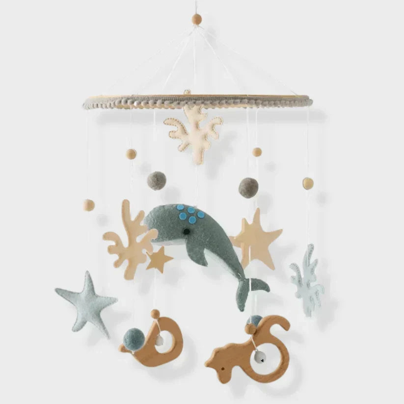 Decoratieve Babymobiel met Walvissen en Wolkjes van Hout en Vilt