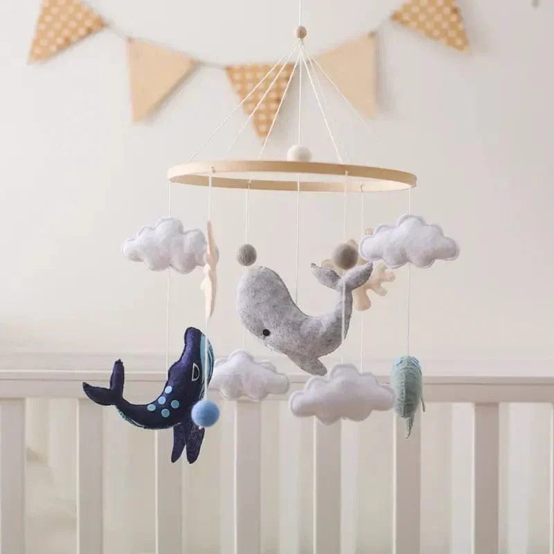 Decoratieve Babymobiel met Walvissen en Wolkjes van Hout en Vilt