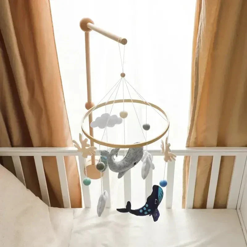 Decoratieve Babymobiel met Walvissen en Wolkjes van Hout en Vilt