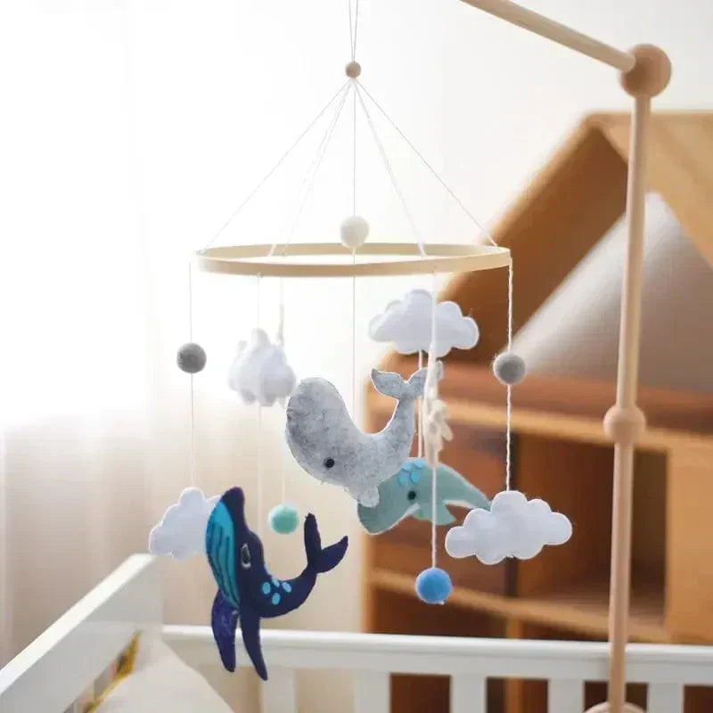 Decoratieve Babymobiel met Walvissen en Wolkjes van Hout en Vilt