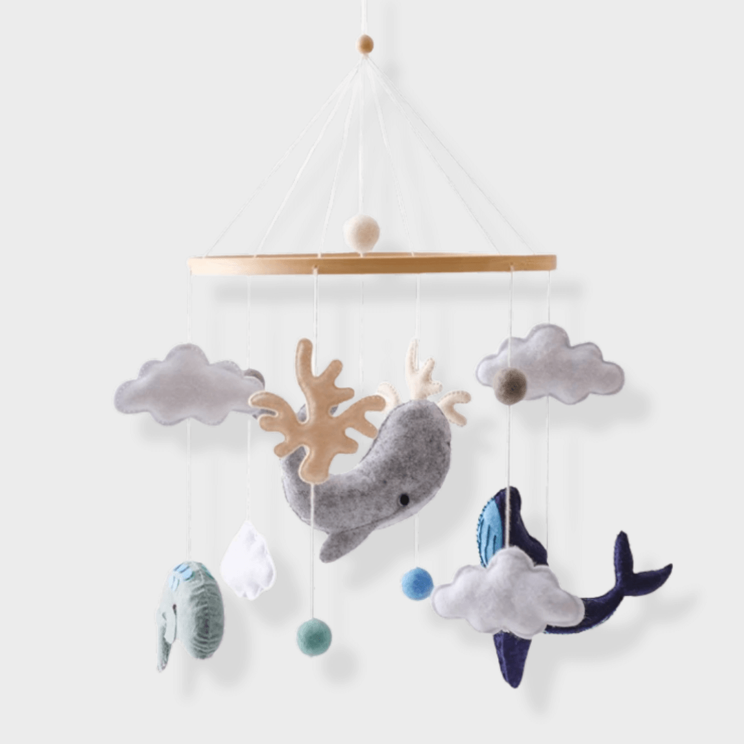 Decoratieve Babymobiel met Walvissen en Wolkjes van Hout en Vilt