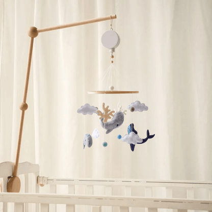 Decoratieve Babymobiel met Walvissen en Wolkjes van Hout en Vilt