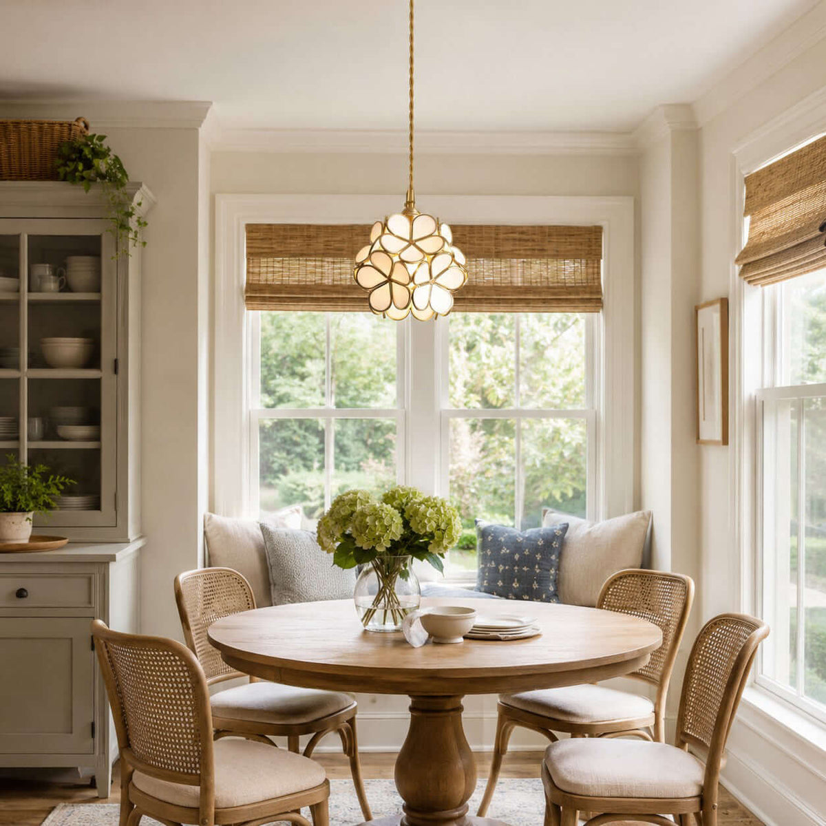 Elegante Bloemvormige Hanglamp van Glas met Messing Details
