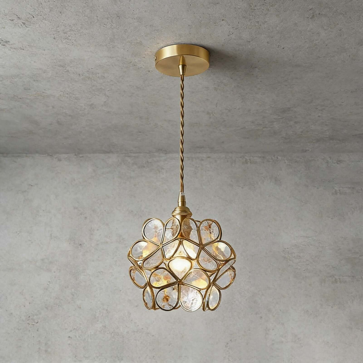 Elegante Bloemvormige Hanglamp van Glas met Messing Details