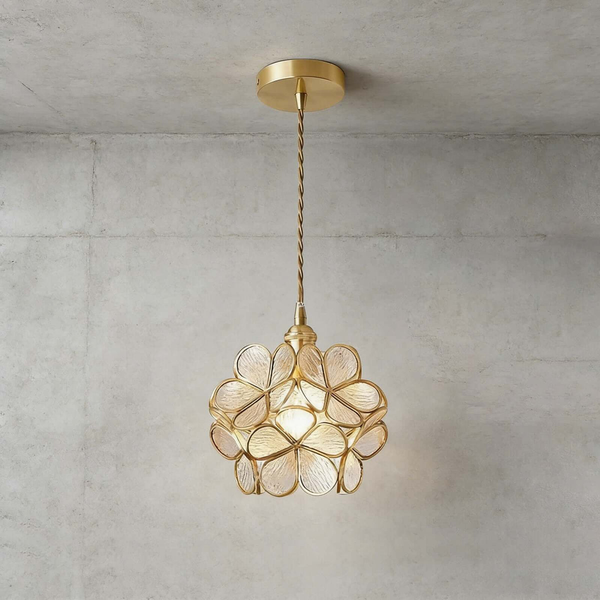 Elegante Bloemvormige Hanglamp van Glas met Messing Details