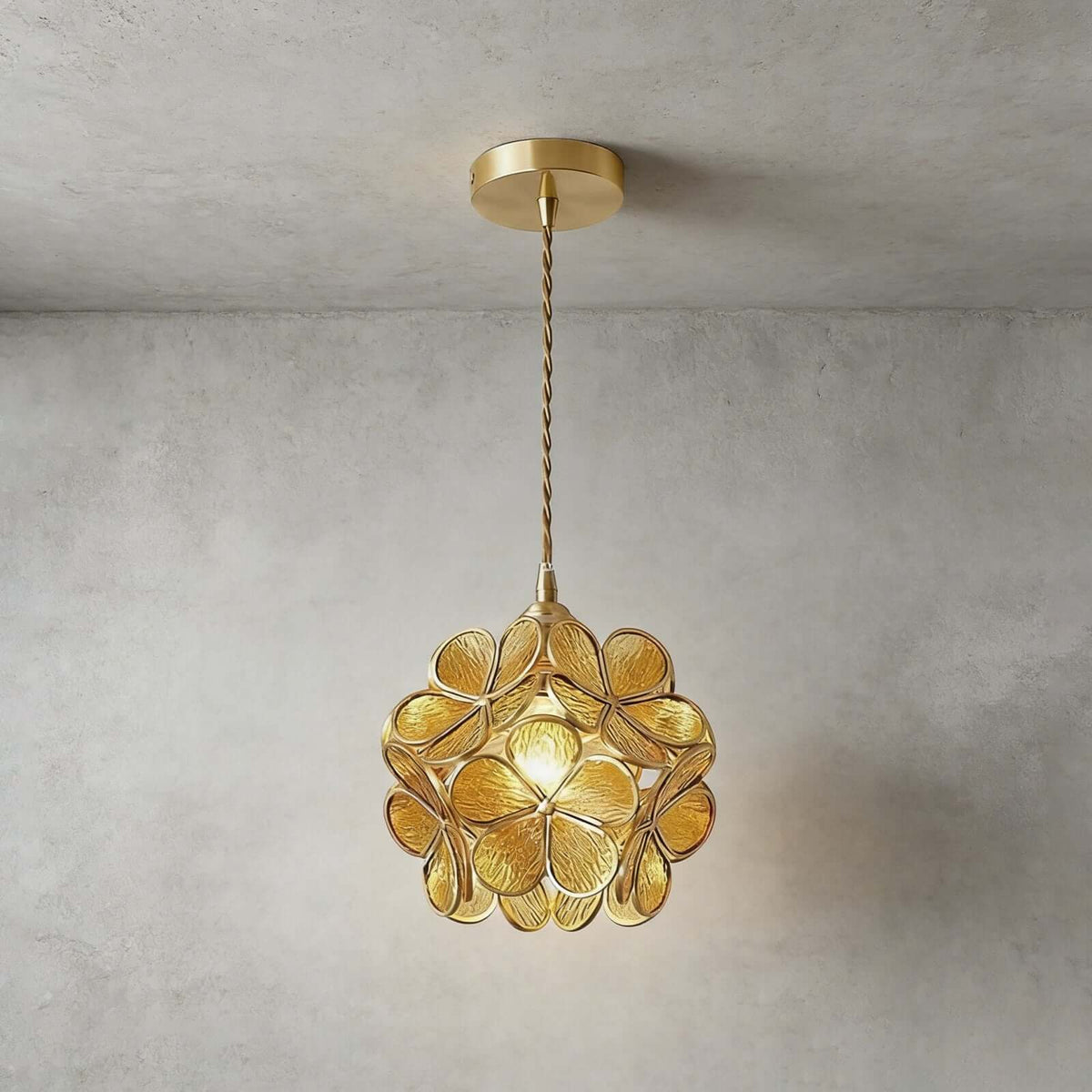 Elegante Bloemvormige Hanglamp van Glas met Messing Details
