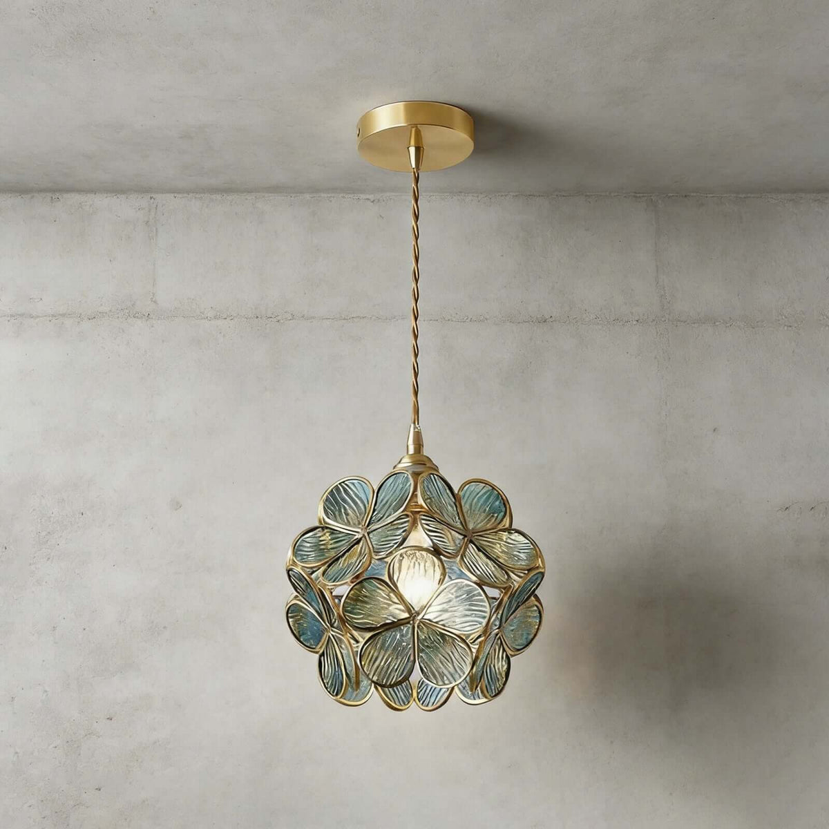 Elegante Bloemvormige Hanglamp van Glas met Messing Details