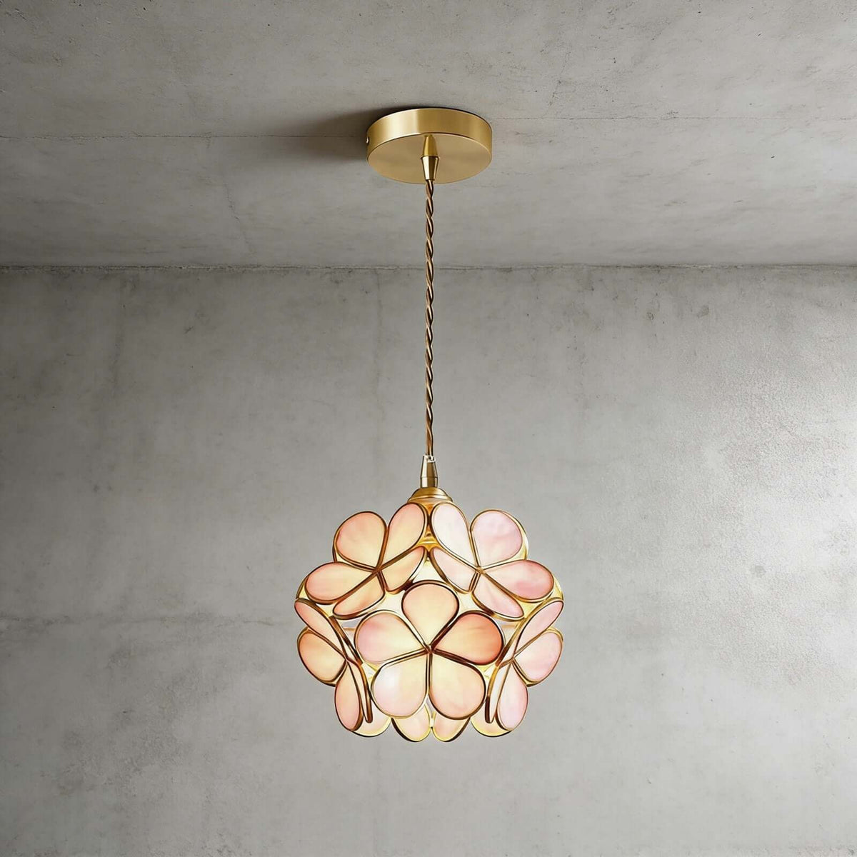 Elegante Bloemvormige Hanglamp van Glas met Messing Details