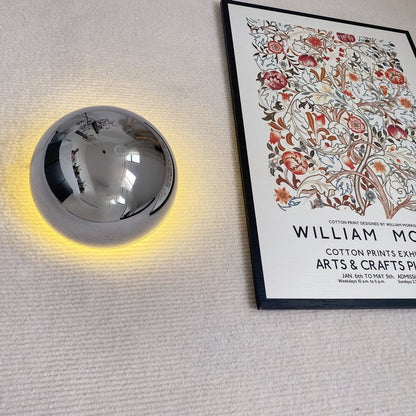 Moderne Wandlamp Met Halo Lichtgloed En Minimalistisch Design