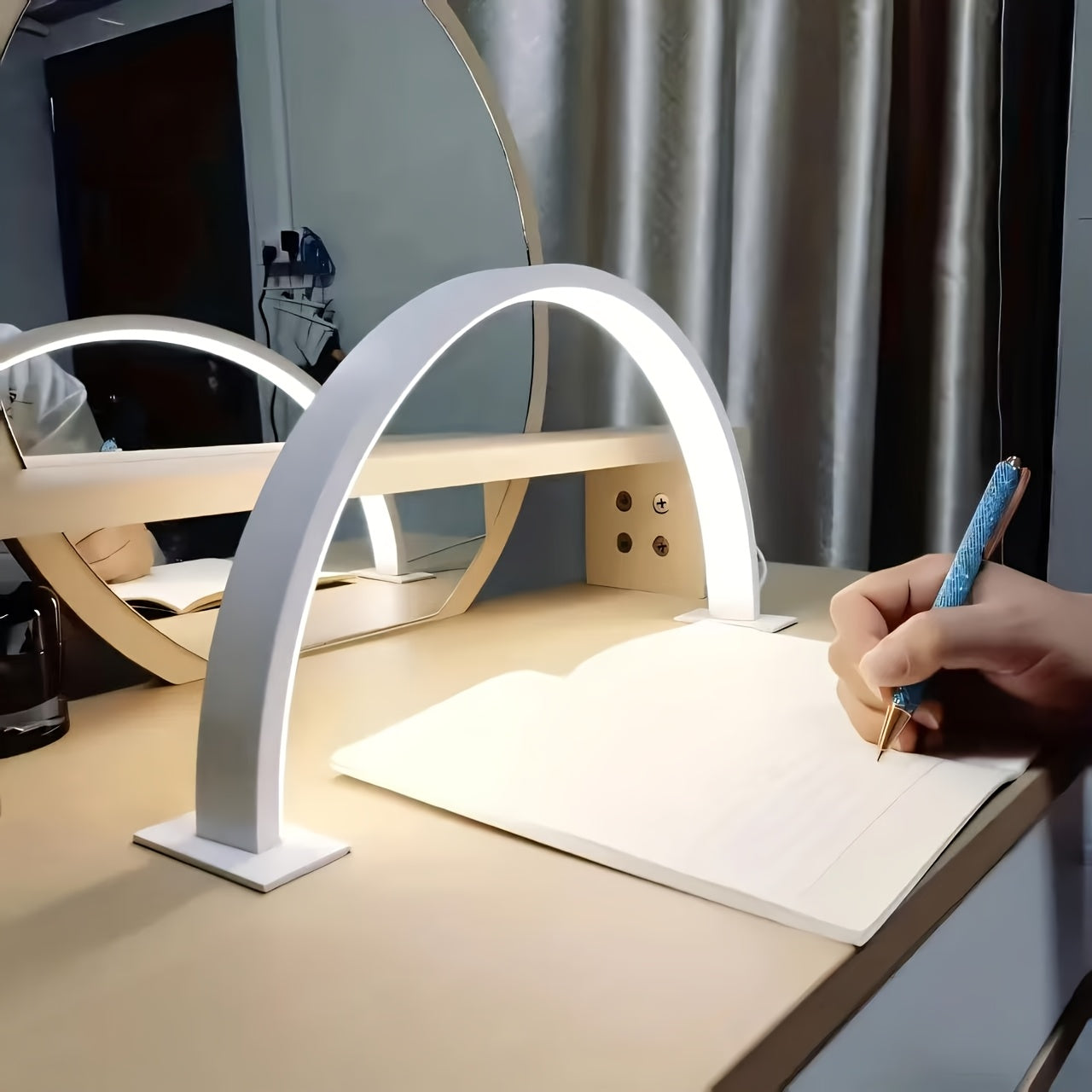 LED Bureau Schoonheidslamp – Halvemaanvorm met Dimbare Kleuren en USB-Voeding